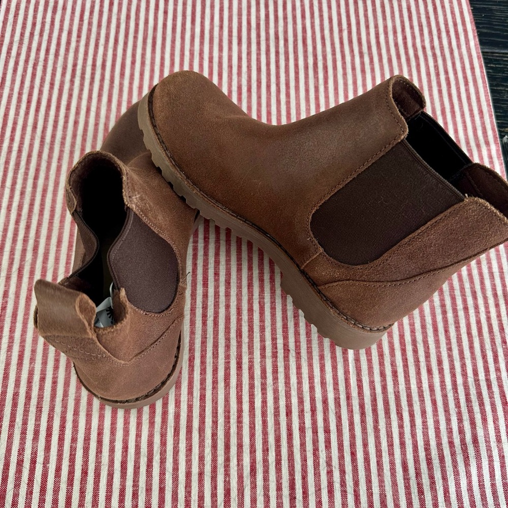UGG Kids Brown Ankle Boots, Child size 3 - Picture 2 of 4